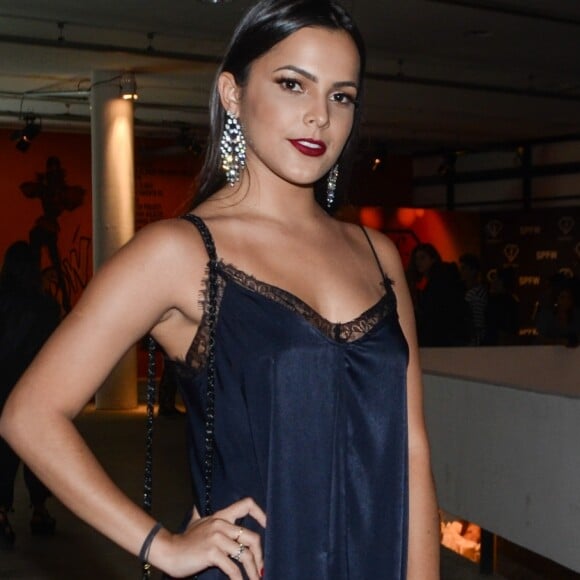 Emilly Araújo prestigiou o desfile de Lino Villaventura, no São Paulo Fashion Week, nesta quarta-feira, 25 de abril de 2018