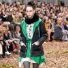 A Chanel exibiu modelos com moletom em toque sofisticado durante o Paris Fashion Weerk, em março deste ano