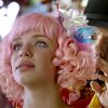 Bruna Linzmeyer pintou os cabelos de rosa para viver a Professora Juliana em 'Meu Pedacinho de Chão'