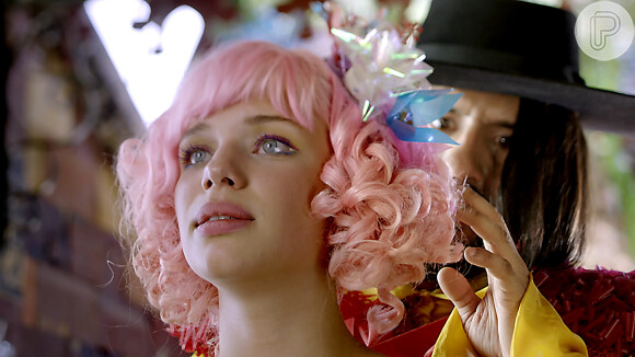 Bruna Linzmeyer pintou os cabelos de rosa para viver a Professora Juliana em 'Meu Pedacinho de Chão'