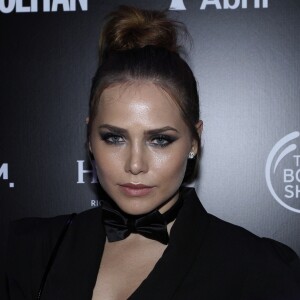 Leticia Colin comenta triângulo amoroso que sua personagem viverá na novela 'Segundo Sol': 'Ela está em uma cilada ótima por poder escolher entre os dois!'