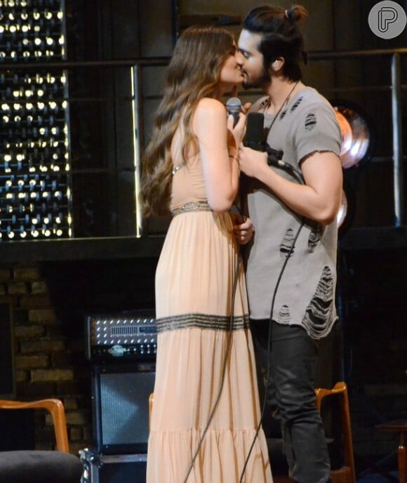 Luan Santana e Camila Queiroz trocaram beijos na gravação do DVD do sertanejo, em 2016