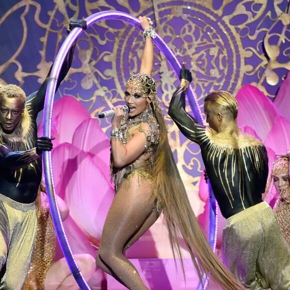 Com cabelo longo, Jennifer Lopez se apresentou no 2018 Billboard Latin Music Awards