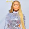 Jennifer Lopez investiu em vestido de lantejoulas de David Koma e cabelo longo e liso para comparecer ao 2018 Billboard Latin Music Awards nesta quinta-feira (26), em Las Vegas, Nevada, nos Estados Unidos