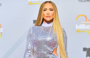 Vestido de lantejoulas e cabelão: o look de Jennifer Lopez no Billboard latino