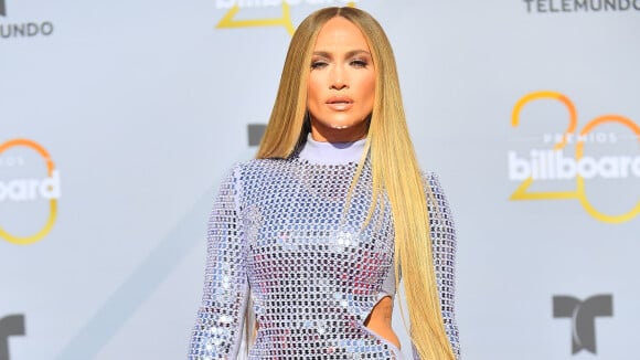 Vestido de lantejoulas e cabelão: o look de Jennifer Lopez no Billboard latino