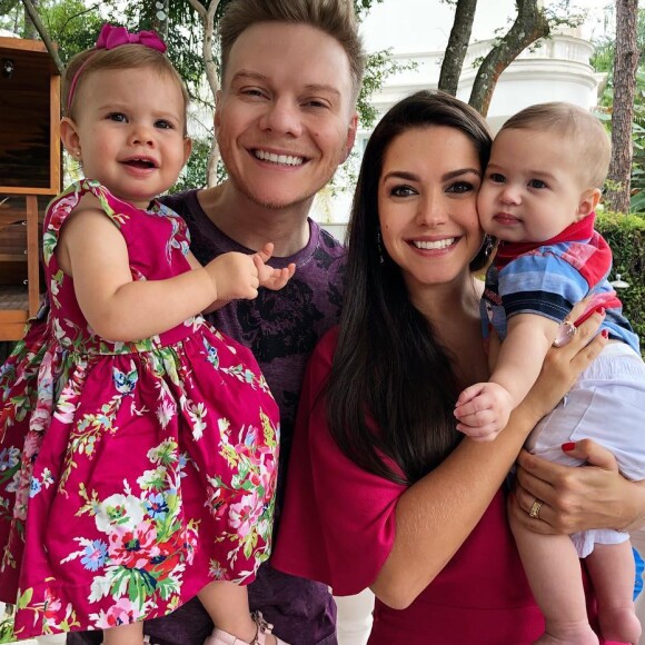 Thais Fersoza e Michel Teló colocaram música composta por sertanejo no parto de Teodoro