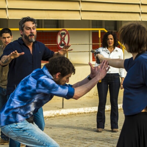 Maria (Alice Wegmann) desarma um segurança de Pedro (Alexandre Nero) e aponta o révolver para o empresário nos próximos capítulos da supersérie 'Onde Nascem os Fortes'. Na confusão, a mocinha se atraca com um guarda-costas e atira em Joana (Maeve Jinkings)