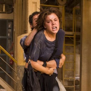 Maria (Alice Wegmann) escapa de estupro mas acaba matando um dos seguranças de Pedro nos próximos capítulos da supersérie 'Onde Nascem os Fortes'