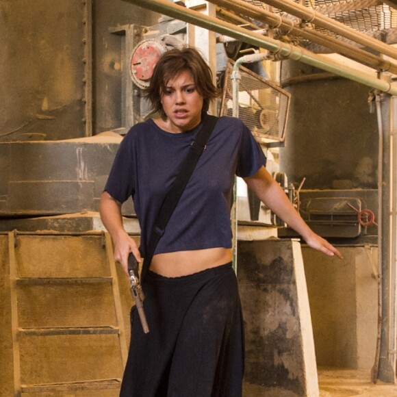 Maria (Alice Wegmann) foge da empresa, mas acaba surpreendida por outro segurança de Pedro (Alexandre Nero) na supersérie 'Onde Nascem os Fortes'. O funcionário do empresário tenta estuprá-la