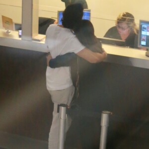 Casal fofo! Fátima Bernades e Túlio Gadêlha se abraçaram ao comprarem os ingressos para o filme 'Aos Teus Olhos'