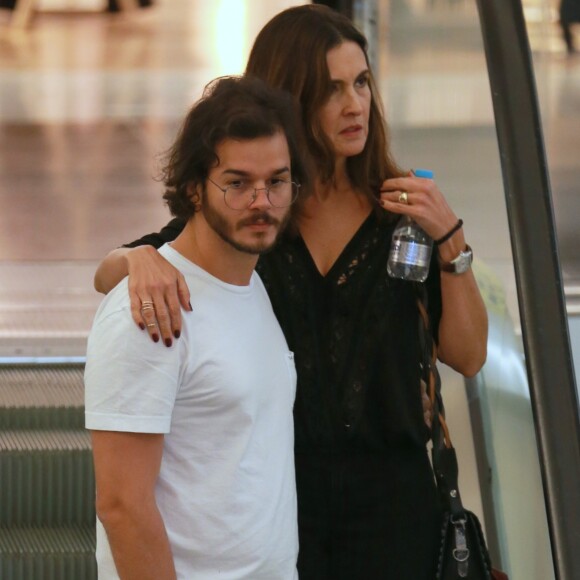Fátima Bernades e Túlio Gadêlha trocaram carinhos durante passeio no shopping nesta sexta-feira, dia 27 de abril de 2018