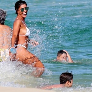 Juliana Paes se divertiu no mar da praia da Barra da Tijuca, na Zona Oeste do Rio de Janeiro, com o filho Pedro