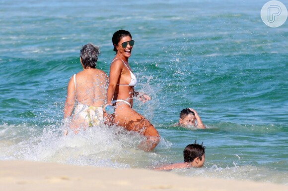 Juliana Paes se divertiu no mar da praia da Barra da Tijuca, na Zona Oeste do Rio de Janeiro, com o filho Pedro