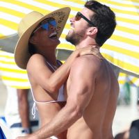 Romance e diversão! Juliana Paes beija o marido e brinca com os filhos na praia