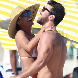 Alto astral! Juliana Paes curtiu o dia de praia na companhia do marido e dos filhos na Barra da Tijuca, Zona Oeste do Rio de Janeiro, neste sábado, dia 28 de abril de 2018