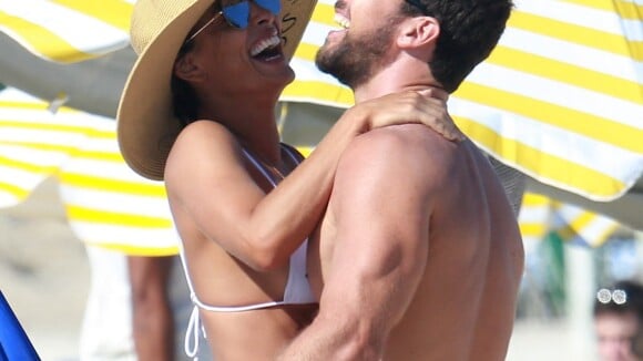 Romance e diversão! Juliana Paes beija o marido e brinca com os filhos na praia