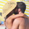 Juliana Paes deu beijo no marido, Carlos Eduardo Baptista, na praia