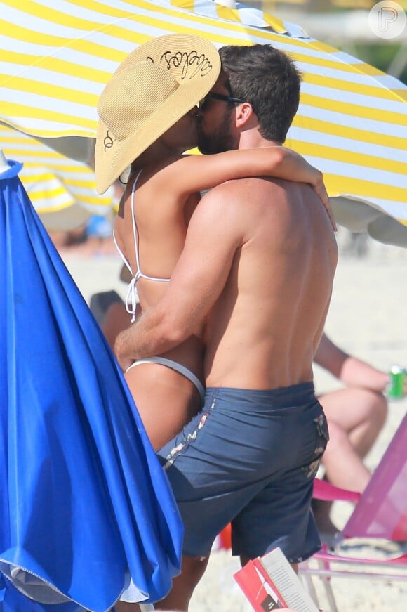 Juliana Paes deu beijo no marido, Carlos Eduardo Baptista, na praia