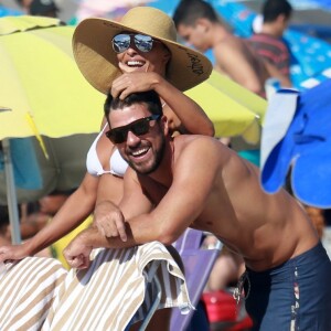 Juliana Paes fez carinho no marido, Carlos Eduardo Baptista, na areia da praia