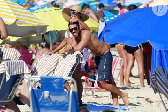 Juliana Paes fez carinho no marido, Carlos Eduardo Baptista, na areia da praia