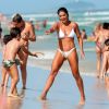 Juliana Paes deu bronca no filho Pedro por jogar areia da praia