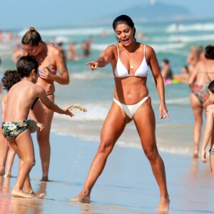 Juliana Paes deu bronca no filho Pedro por jogar areia da praia