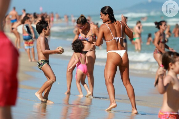 De biquíni, Juliana Paes curtiu a areia da praia da Barra com o filho