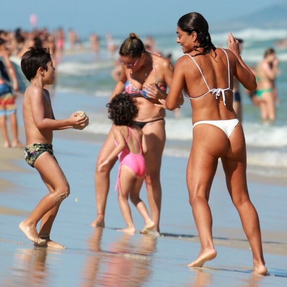 De biquíni, Juliana Paes curtiu a areia da praia da Barra com o filho
