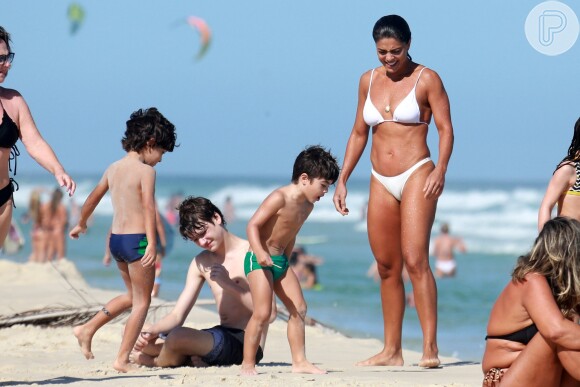 Juliana Paes brincou com o filho caçula Antônio na praia