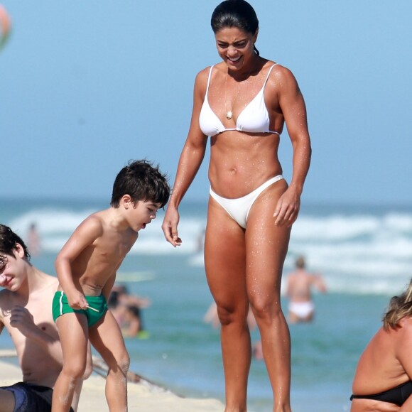 Juliana Paes brincou com o filho caçula Antônio na praia