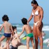 Juliana Paes acompanhou as crianças na brincadeira em dia de praia