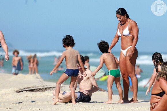 Juliana Paes acompanhou as crianças na brincadeira em dia de praia