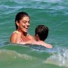 Juliana Paes brincou de pular as ondas com o filho Pedro, de 8 anos