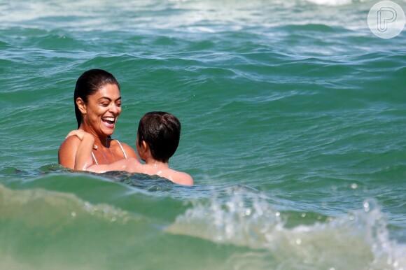 Juliana Paes brincou de pular as ondas com o filho Pedro, de 8 anos