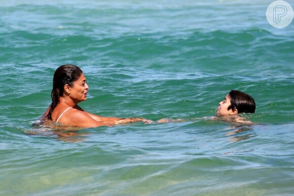 Juliana Paes e Pedro, seu filho mais velho, mergulharam na água da praia da Barra da Tijuca