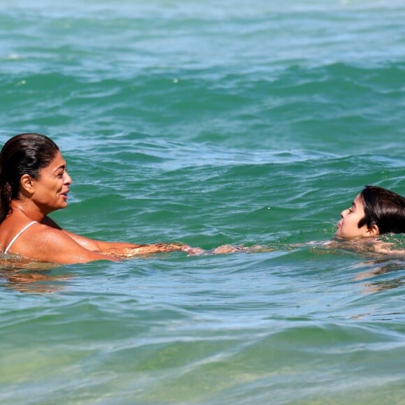 Juliana Paes e Pedro, seu filho mais velho, mergulharam na água da praia da Barra da Tijuca