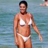 Juliana Paes, de biquíni branco, exibiu corpo musculoso em dia de praia no Rio