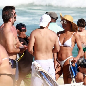 Juliana Paes e o marido, Carlos Eduardo Baptista, se reuniram com amigos na praia da Barra da Tijuca