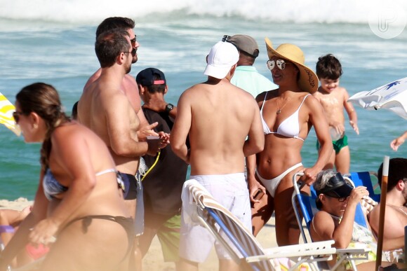 Juliana Paes e o marido, Carlos Eduardo Baptista, se reuniram com amigos na praia da Barra da Tijuca