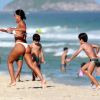 Juliana Paes aposotu corrida com o filho Pedro, de 8 anos, durnate brincadeira na praia D