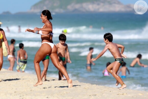 Juliana Paes aposotu corrida com o filho Pedro, de 8 anos, durnate brincadeira na praia D