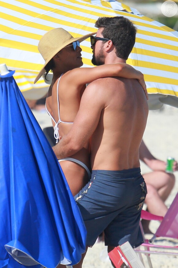 Juliana Paes e Carlos Eduardo Baptista mostraram clima de romance na praia da Barra da Tijuca