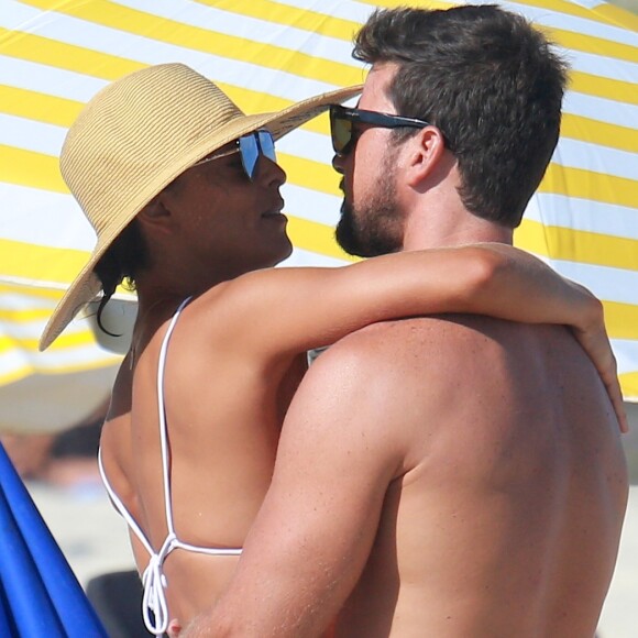 Juliana Paes e Carlos Eduardo Baptista mostraram clima de romance na praia da Barra da Tijuca