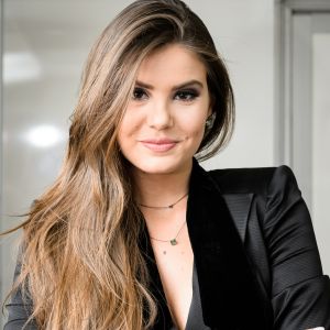 Camila Queiroz usou as redes sociais Instagram e Pinterest para escolher seu vestido de noiva para o casamento com Klebber Toledo