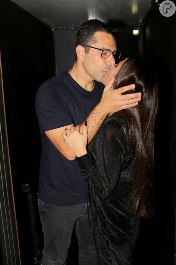 Wanessa Camargo trocou beijos com o marido, Marcus Buaiz, antes de lançar sua nova turnê, 'W'