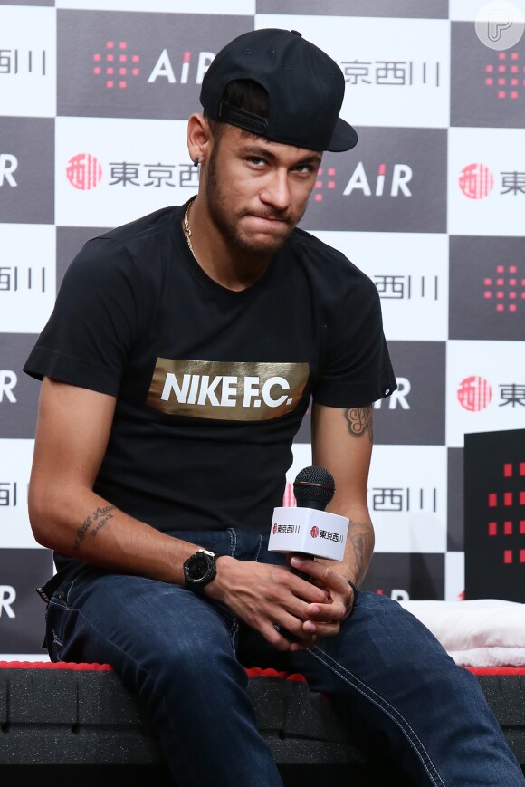 Neymar lesionou o seu pé direiro durante um jogo do PSG, há dois meses, passou por uma cirurgia, mas agora foi liberado pelos médicos para tirar toda a imobilização
