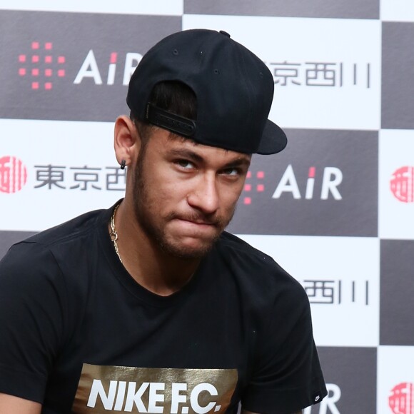 Neymar lesionou o seu pé direiro durante um jogo do PSG, há dois meses, passou por uma cirurgia, mas agora foi liberado pelos médicos para tirar toda a imobilização