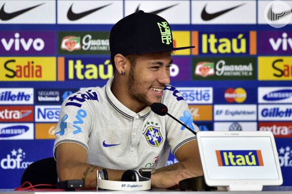 Neymar declara em coletiva de imprensa: 'Meu pai, minha mãe, minha irmã e meu filho são tudo para mim'