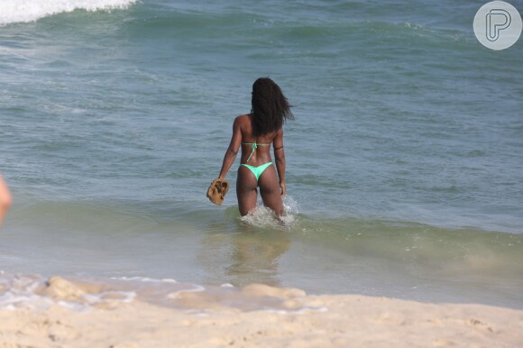 Erika Januza se refrescou com um banho de mar
